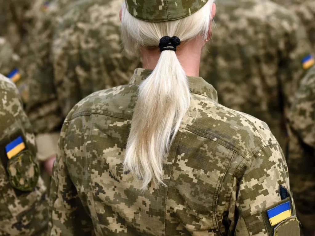 В Україні пропонують запровадити військовий обов’язок для бездітних жінок